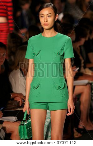 Nova Iorque - 12 de setembro: Um modelo anda na pista da coleção de MICHAEL KORS Primavera/Verão 2013 