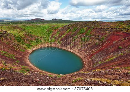 Kerid Güney-Batı İzlanda üzerinde bulunan turkuaz rengin güzel bir krater gölüdür. HDR