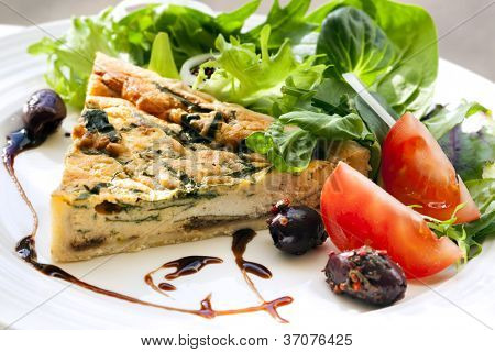 Quiche aux épinards avec une bonne salade et crème balsamique.