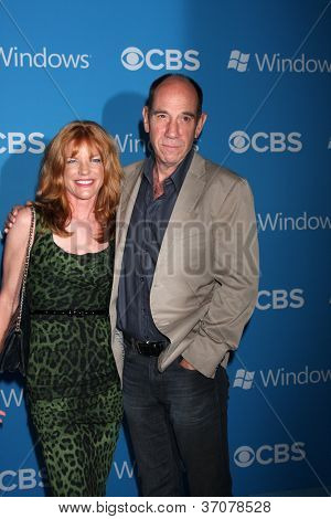 LOS ANGELES - 15 SEP: Miguel Ferrer arriveert op de CBS 2012 val première Party in Greystone Manor