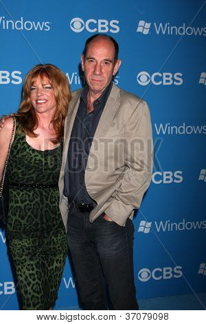 LOS ANGELES - 15 SEP: Miguel Ferrer arriveert op de CBS 2012 val première Party in Greystone Manor