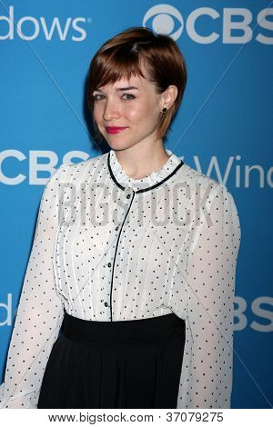 LOS ANGELES - 15 SEP : Renée Felice Smith arrive à la CBS 2012 automne Premiere partie à Greystone M