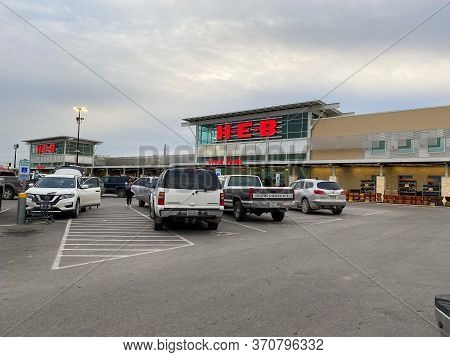 Seguin, Tx/usa - 2/24/20:  The Exterior Of A H-e-b Grocery Store In Seguin, Tx.