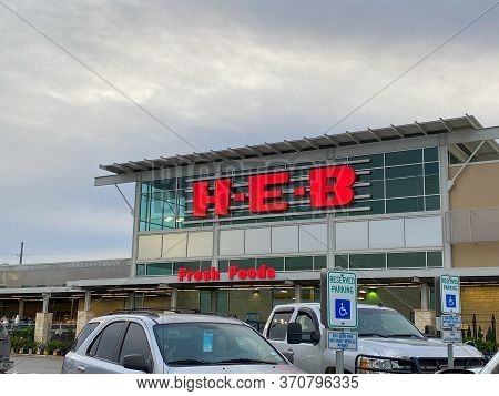 Seguin, Tx/usa - 2/24/20:  The Exterior Of A H-e-b Grocery Store In Seguin, Tx.