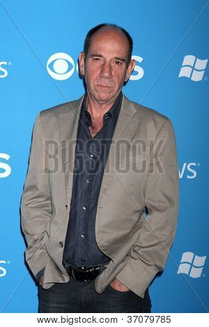 LOS ANGELES - 15 SEP: Miguel Ferrer arriveert op de CBS 2012 val première Party in Greystone Manor