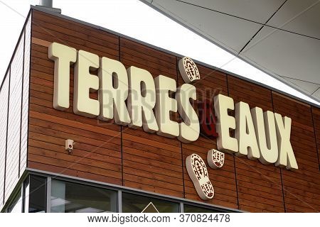 Bordeaux , Aquitaine / France - 02 21 2020 : Terres Et Eaux Logo Sign Store French Chain Of Ecologis