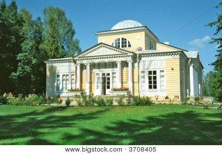 hölzernes Gebäude im klassizistischen Stil