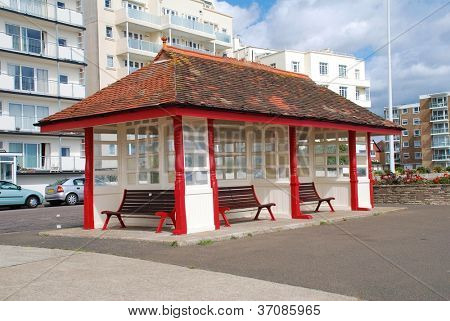 Husly og siddepladser på strandpromenaden i Bexhill-on-Sea i East Sussex, England.