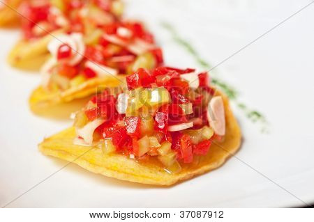 Pimienta de corte, rábano picante, ajo y zira en patatas fritas