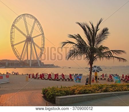 Dubai, Uae - May 08, 2018: Dubai Marina Promenade At Sunset. Ferris Wheel, Dubai Marina Beach, Unite