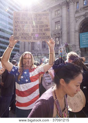 NEW YORK - SEPT 17: Odlesk slunce svítí nad protestujících znamením bankrotu nás, na 1