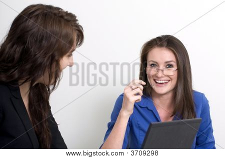 2 人の女性