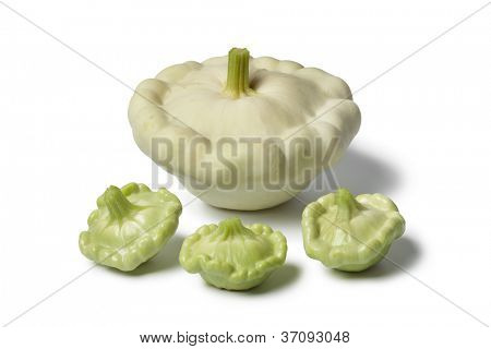  Squashes Pattypan ใหญ่ และเด็กบนพื้นหลังสีขาว