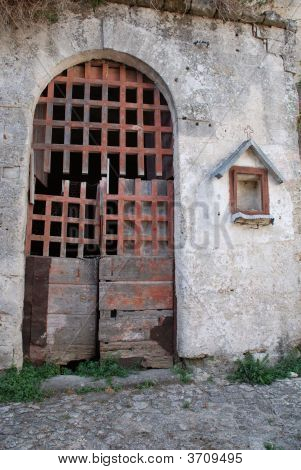 Puerta rota en Barisano Sassi