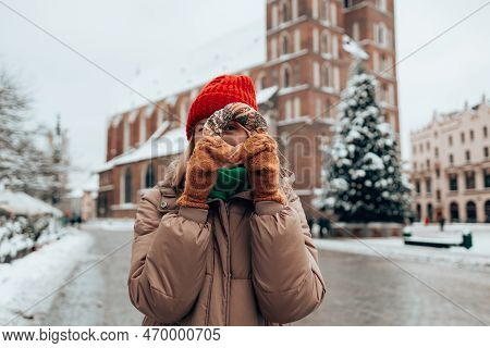 Beautiful Young Female Tourist In Stylish Clothes Holding Pretzel Obwarzanek On The Market Square In