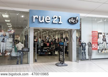 Lafayette - Circa February 2023: Rue21 Retail Strip Mall Location. Rue21 Sells Styles That Appeal To