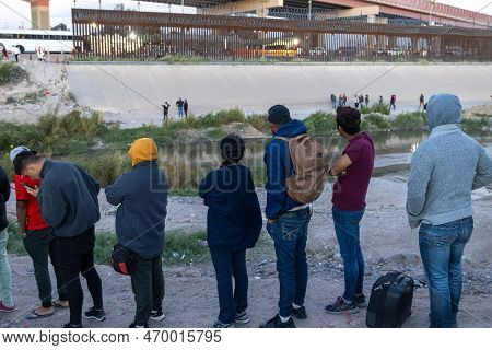 Juarez, Mexico, 12-21-2022: Hundreds Of Migrants Wait In Front Of The Wall To Be Able To Turn Themse