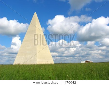 Pyramide dans un champ