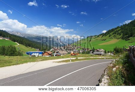 Dolomites - วัลเลย์สนาม