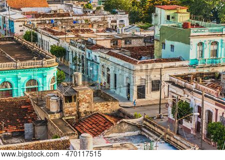 Cienfuegos, Cuba - July 14 2018 : At The End Of The Day The Sun Is Low And The Run-down Building Loo
