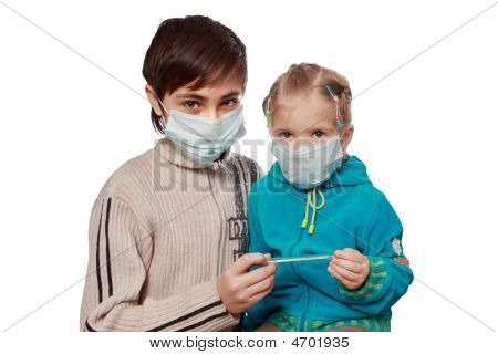 die kranken Kindern betrachten das thermometer