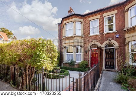 St Barnabas Road, Cambridge, England - August 31 1018: Traditional Bay Fronted Home In Cambridge Uni