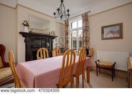 Cambridge, England - August 31 1018: Victorian Furnished Dining Room With Fireplace