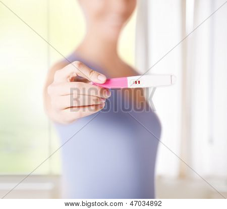 cerca de mujer sosteniendo el test de embarazo