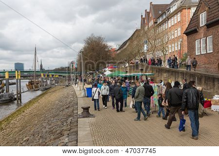 เบรเมน - 27 เมษายน: คนรู้จักซื้อ A ถนนตลาดใกล้ Weser ริเวอร์ในวันที่ 27 เมษายน 2013