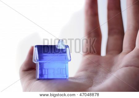 Piccola casa blu sul braccio.