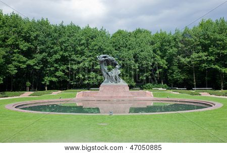 La statua di Chopin nel Parco Lazienki aka bagni Royal park, Varsavia, Polonia.