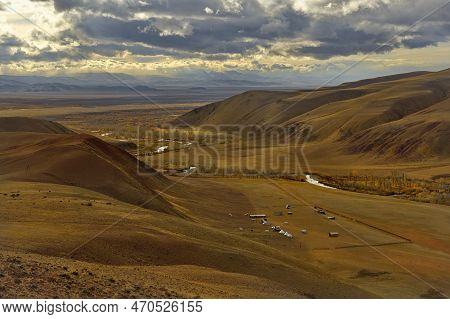 Russia. The South Of Western Siberia, The Altai Mountains. Picturesque Autumn View Of The Valley Of 