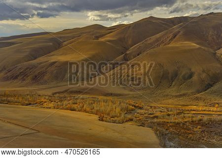 Russia. The South Of Western Siberia, The Altai Mountains. Picturesque Autumn View Of The Valley Of 