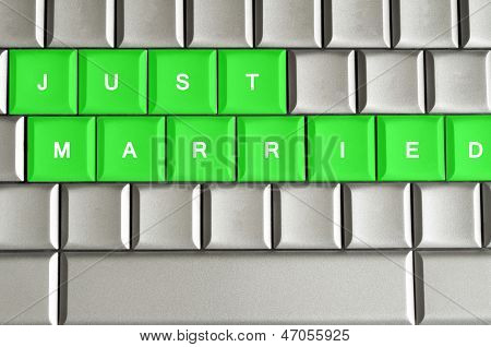 Молодожены пишется на металлические клавиатуры