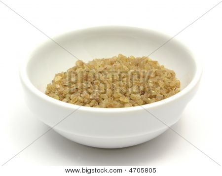 Una vista di close-up su chicchi di frumento Bulgur In una ciotola della porcellana
