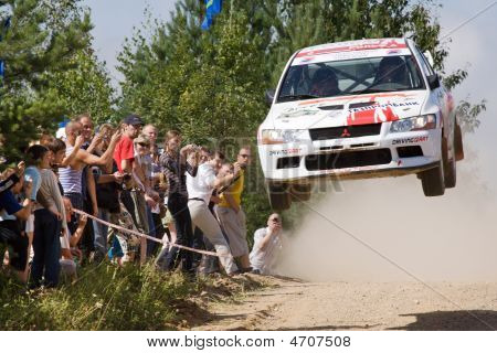 Rostov, Rússia - 27 de julho de 2008: Anotoly Rever em Mitsubishi Lancer em Russo Rally Championship Ros