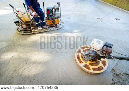 Two Types Of Self-leveling Power Trowel Machine With Gas Engine Have Wheels With Pads, Plate And He 
