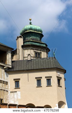 královského Wawel v Krakově v Polsku na pozadí modré oblohy