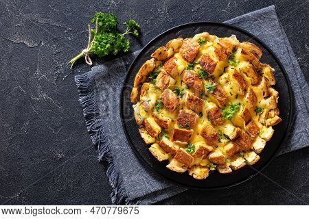Cheesy Garlic Bread, Pull Apart Whole Round Bread On Black Platter On Concrete Table, Horizontal Vie
