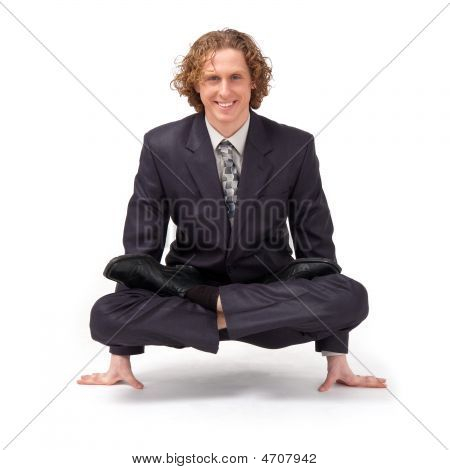Businessman sitting in volle Lotus-Position.