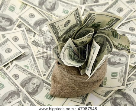 Peníze pytlíkem s sto dolarové bankovky