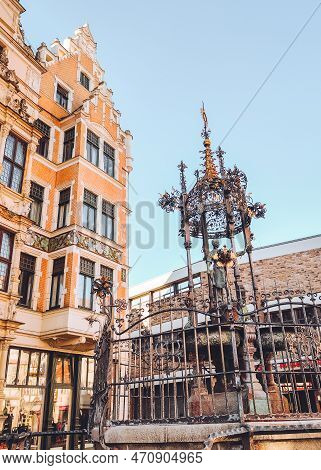 Holzmarkt Square With Fountain And Leibnizhaus Building - Hanover, Lower Saxony, Germany.