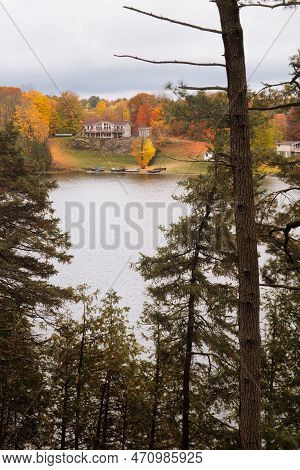 Kawartha Lakes, Canada - 20 October 2022: A Cabin On The Shore Of A Small Lake In The Kawartha Lakes