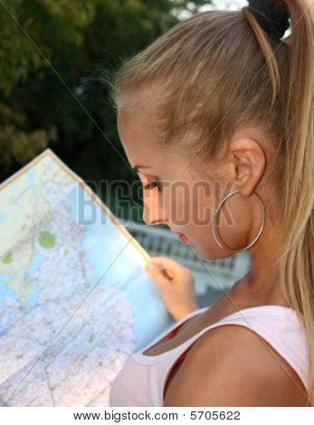 Donna leggendo una mappa
