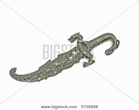 Silver Dagger con un drago scolpito sul fodero