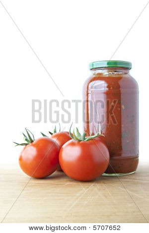 Tomatová omáčka a zralých rajčat na dřevo