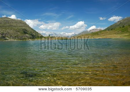 Paesaggio di lago alpino
