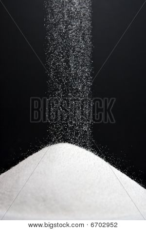 Zucker in Haufen zu fallen