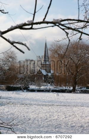 Godalming église vue dans la neige
