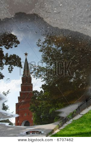 La tour de Borovitskaya du Kremlin sur la place rouge à Moscou